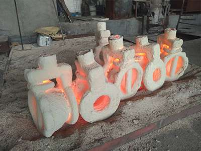Investment castings after pouring as part of material heat traceability control